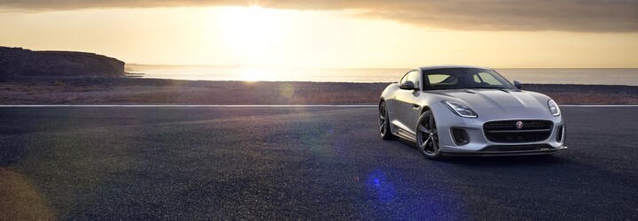 Jedno z najšarmantnejších áut je opäť o čosi pôvabnejšie. F-Type prechádza omladzujúcou kúrou