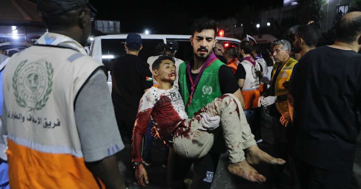 Co víme o výbuchu v Gaze: Stovky mrtvých, vadná raketa Hamásu a protesty muslimů po celém světě