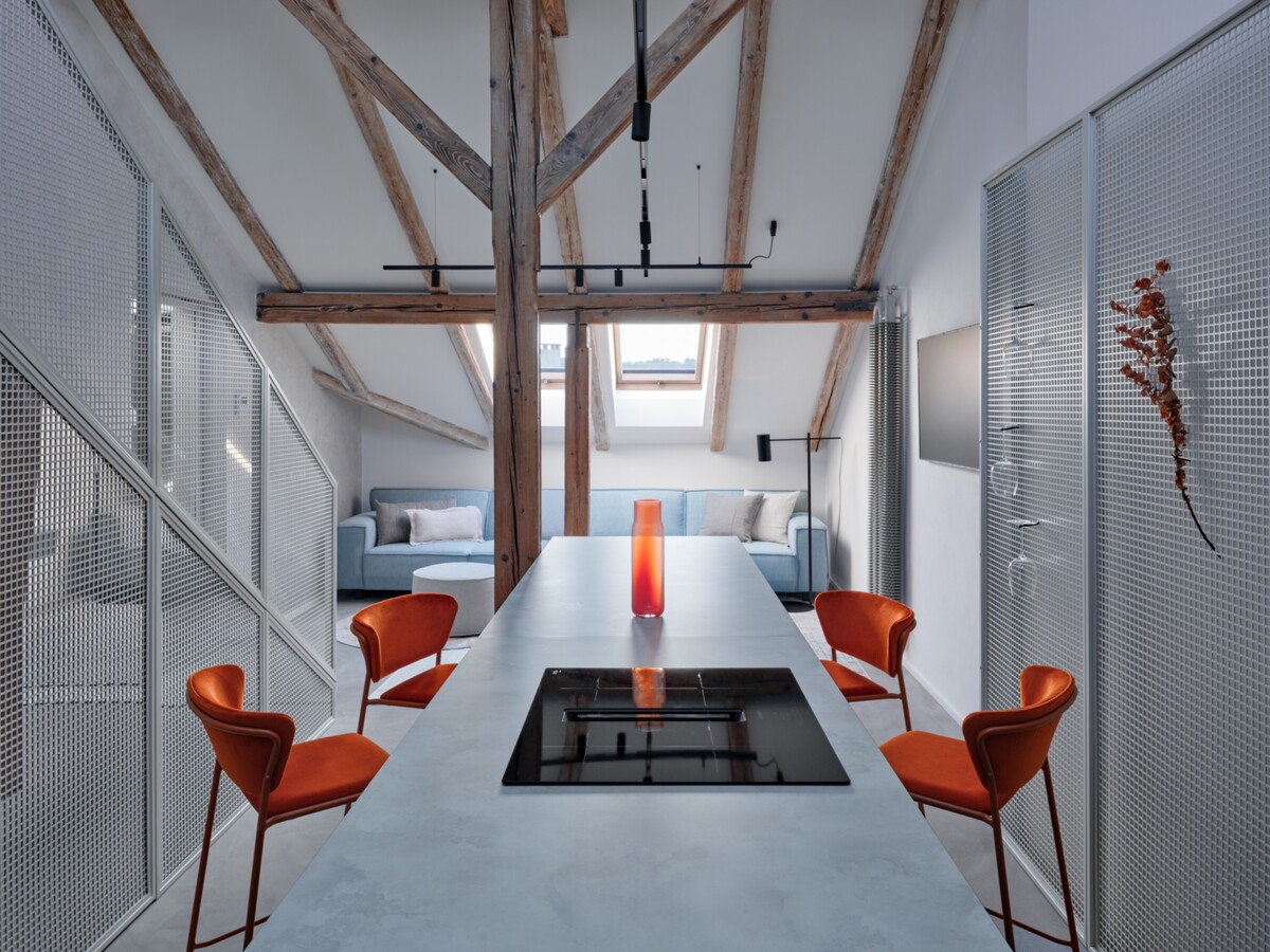 Architekti premenili podkrovný priestor na moderný dvojpodlažný byt s galériou.