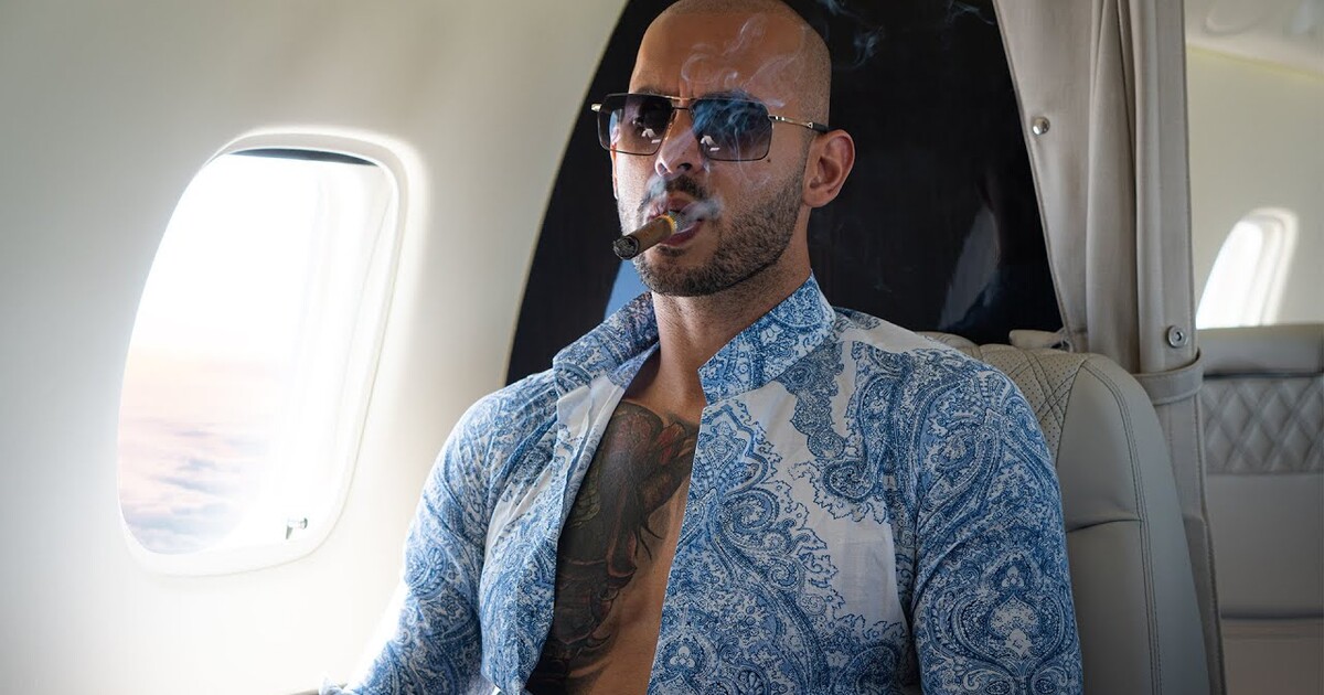 Andrew Tate byl propuštěn z vězení, svobodu si však zatím neužije