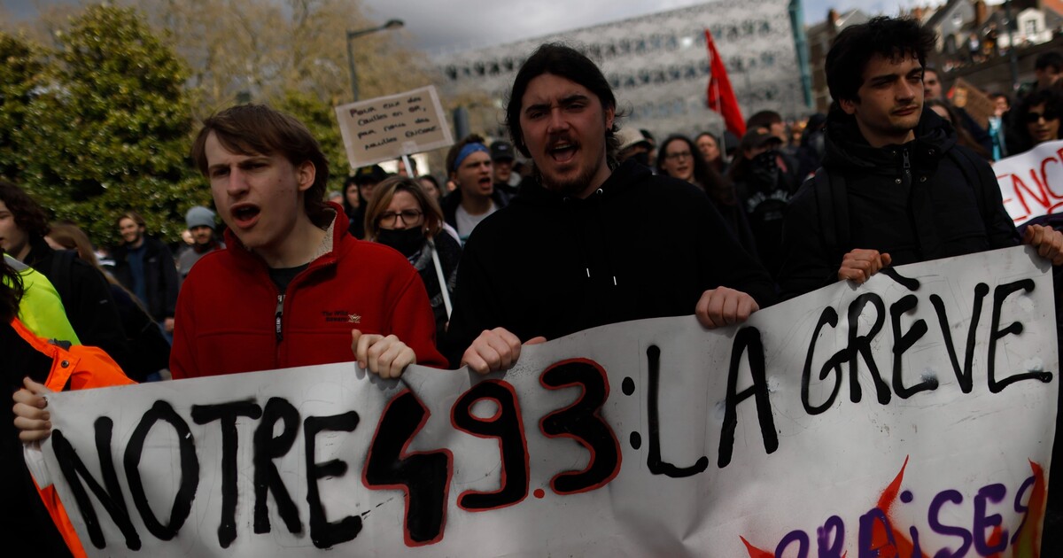 Ve Francii dál zuří protesty. Vandalové zaútočili na kancelář politika