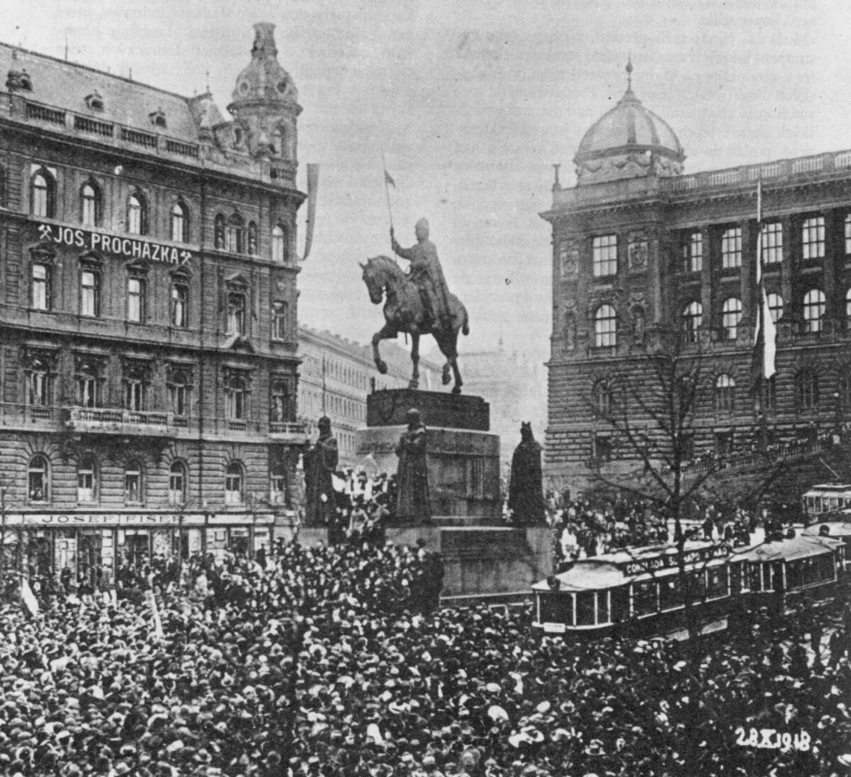 Manifestace pražského lidu na Václavském náměstí 28. října 1918.