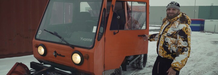 Rytmus prichádza do Rapíkov starej matere ako odhŕňač snehu. Naživo a bez efektov prezentuje skladbu Musíš mať nádej