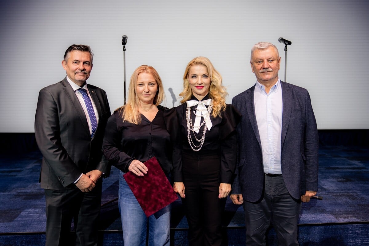 Na snímke zľava generálny tajomník služobného úradu Ministerstva kultúry (MK) SR Lukáš Machala, nová generálna riaditeľka STVR Martina Flašíková, ministerka kultúry SR Martina Šimkovičová (nominantka SNS) a predseda Rady STVR Jozef Krošlák.