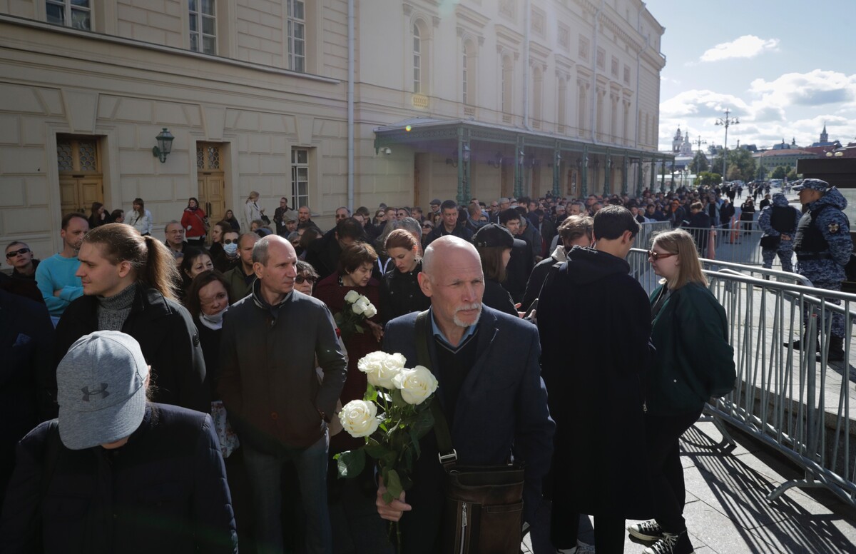 Pred budovou sa tvorili dlhé rady ľudí, ktorí sa chceli s Michailom Gorbačovom rozlúčiť.