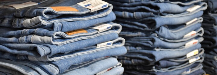 13 zaujímavostí o džínsoch, ktoré si zrejme netušil. Ktoré sú najpredávanejšie a ktoré značky šetria prírodu?