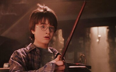Kousek magie z Bradavic u tebe doma: Audiokniha Harry Potter a Kámen mudrců je dostupná online zdarma.