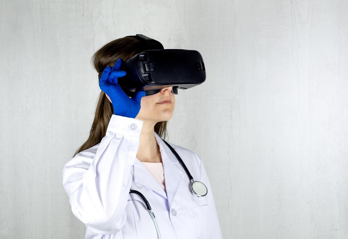 medicína, umelá inteligencia, VR, rozšírená realita, VR set, doktorka, moderná medicína, 5G
