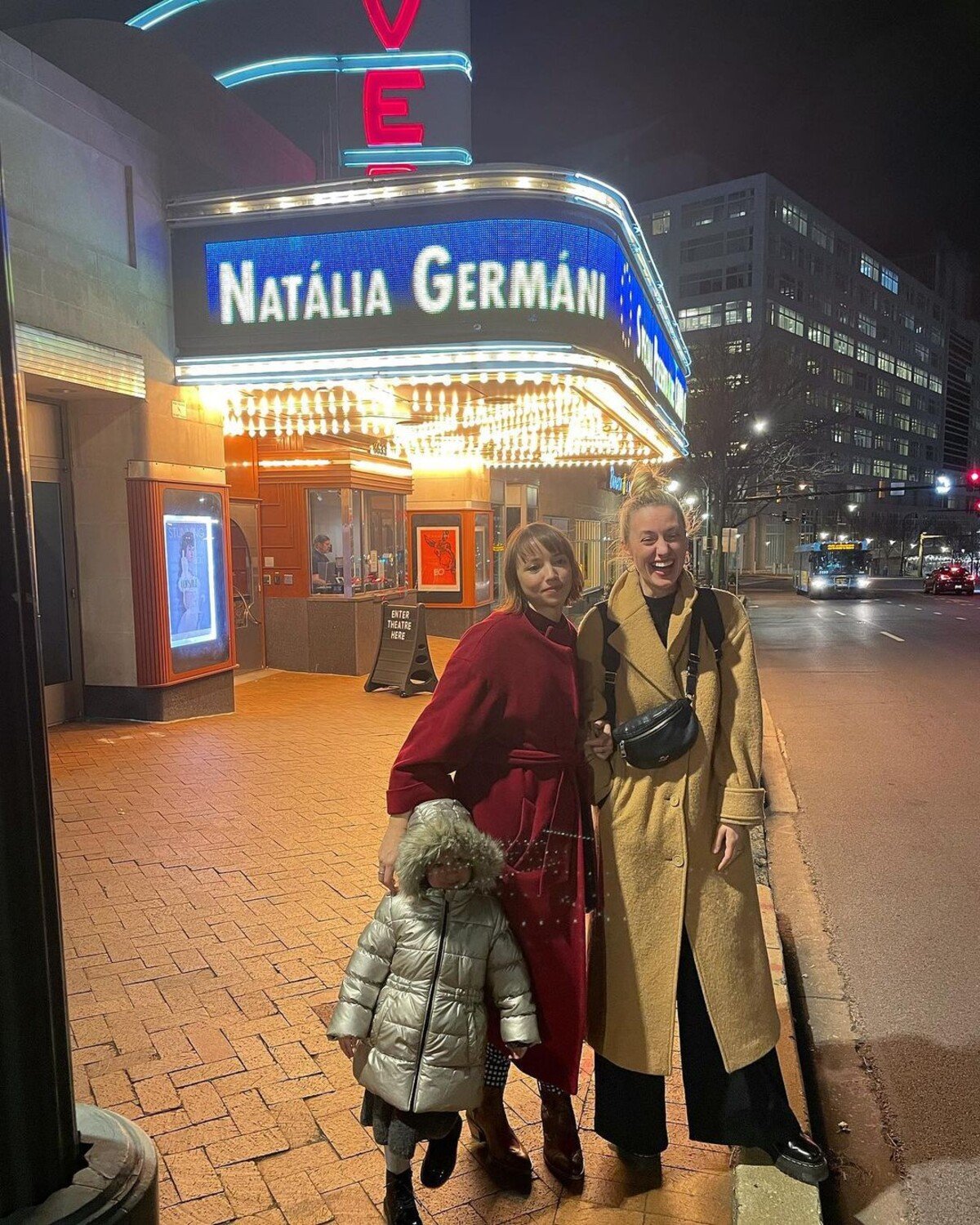 Natália Germáni (vpravo) s režisérkou Terezou Nvotovou pred kinosálou AFI Silver Theatre and Cultural Center v americkom Washingtone D.C., kde boli pozvané na premiéru filmu Svetlonoc.