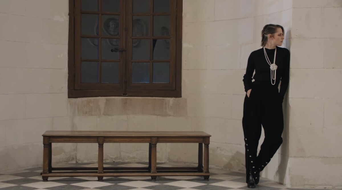 Kristen Stewart na prehliadke Chanel kolekcie Métiers D’Art 2020/21 vo francúzskom zámku Château de Chenonceau.