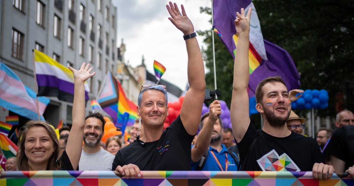 Průvod Prague Pride začal, účastní se ho i politici a političky