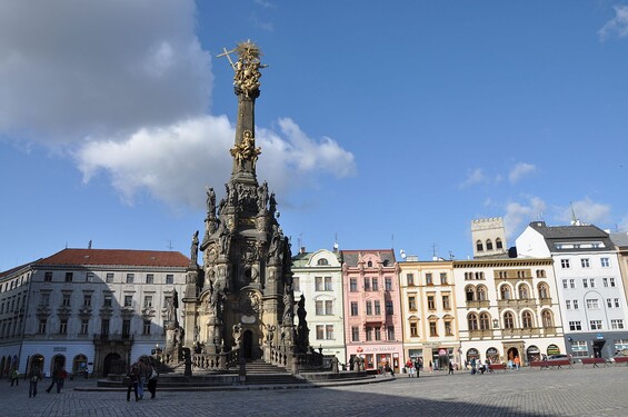 Tento sloup byl vztyčen na začátku 18. století a dosahuje výšky 35 metrů. Napovíme, že se nachází v Olomouci a na seznam UNESCO byl zapsán v roce 2000. O co se jedná?