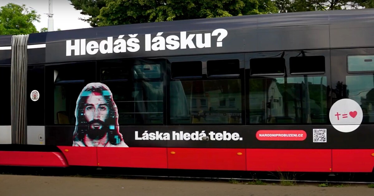 Po Praze jezdí tramvaj s Ježíšem, cestujícím má přiblížit víru