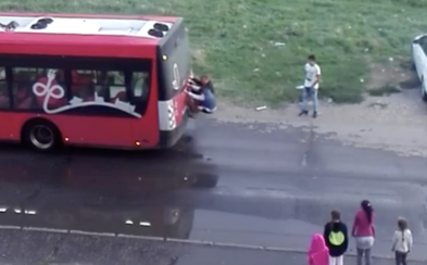 13-roční Slováci za jazdy odskakovali z rozbehnutého autobusu 13-roční Slováci za jazdy odskakovali z rozbehnutého autobusu