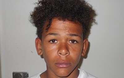 13-ročný chlapec je obvinený z dvoch vrážd a ozbrojenej lúpeže: Ušiel po pojednávaní, napokon ho na políciu priviedla rodina