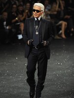 14 momentov, ktorými Karl Lagerfeld navždy zmenil svet módy: Chanel zachránil pred krachom, na mólo dal priniesť skutočný ľadovec