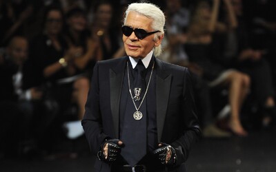 14 momentov, ktorými Karl Lagerfeld navždy zmenil svet módy: Chanel zachránil pred krachom, na mólo dal priniesť skutočný ľadovec