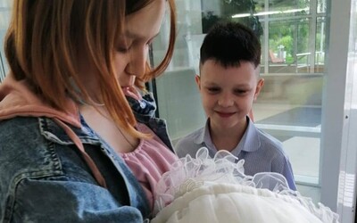 14letou Rusku s dítětem propustili z nemocnice, přivítal ji 11letý údajný otec a jejich matky