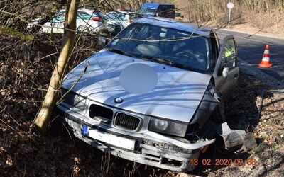 14-ročný chlapec pri Košiciach nabúral s BMW do dôchodcu v škodovke. Vozil sa vraj preto, že má v škole voľno