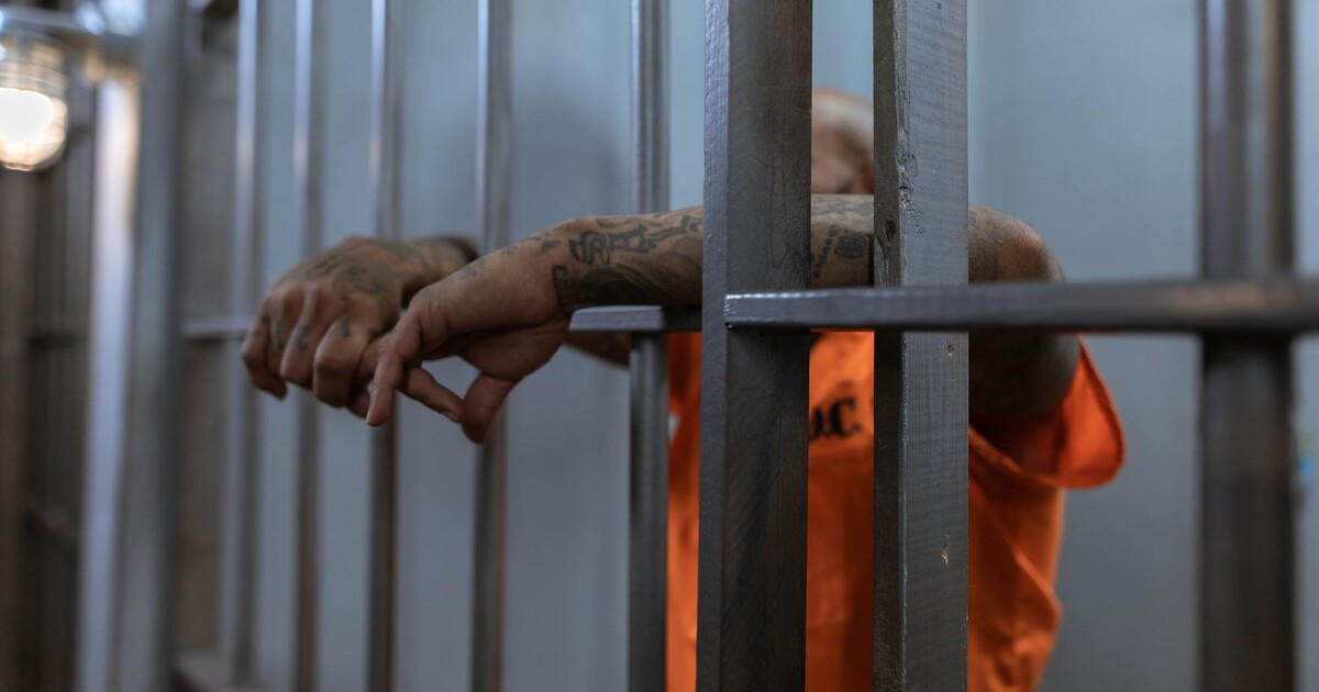 Vrah a sexuální násilník předstíral smrt, aby utekl z vězení. K lákání obětí používal Facebook