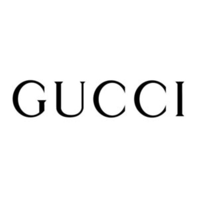 Ktorý návrhár bol kreatívnym riaditeľom v módnych domoch Gucci a Saint Laurent predtým, ako založil vlastnú značku?
