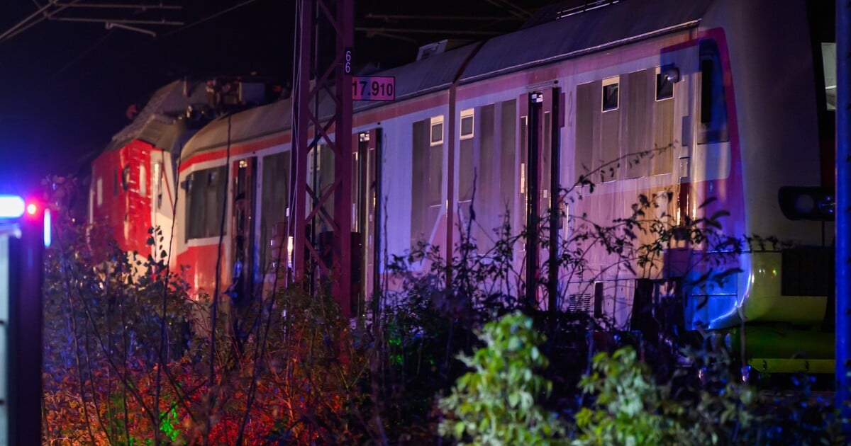 FOTO: Železniční nehoda na Slovensku: jeden z vlaků projel na červenou, nemocnice přijaly 79 lidí