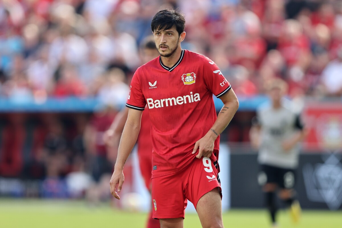Iránsky futbalista Sardar Azmoun v drese nemeckého klubu Bayer 04 Leverkusen.