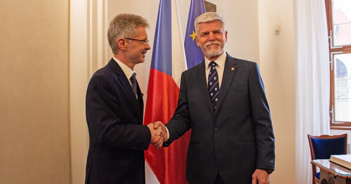 Obrazem: Pavel navštívil Senát. „Je mi ctí,“ napsal do pamětní knihy