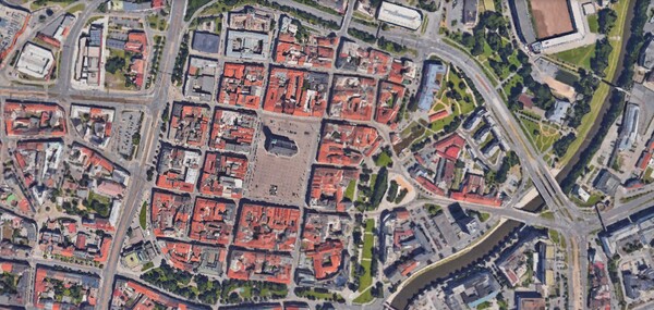 Ve kterém městě mají toto velké náměstí s katedrálou svatého Bartoloměje?