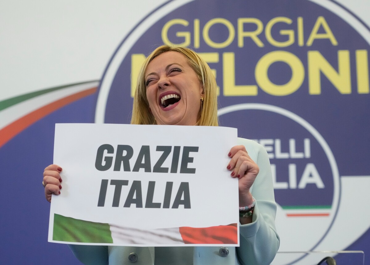 Giorgia Meloniová, líderka krajne pravicovej strany Bratia Talianska, drží plagát s nápisom „Ďakujem Taliansko“ v sídle strany po predčasných parlamentných voľbých v Ríme. Víťazom sa stal pravicový blok vedený touto nacionalistickou a krajne pravicovou stranou. (26. septembra 2022)
