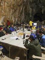 15 dobrovolníků strávilo 40 dní v jeskyni bez mobilů a denního světla. Stalo se to, s čím počítali vědci