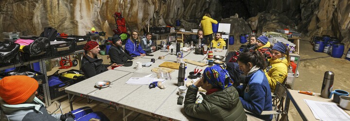 15 dobrovolníků strávilo 40 dní v jeskyni bez mobilů a denního světla. Stalo se to, s čím počítali vědci
