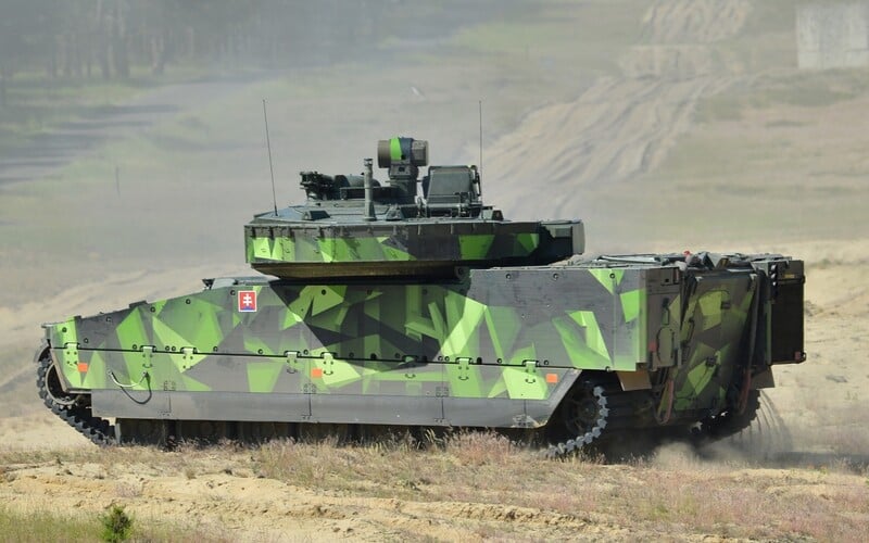 Obrovský nákup v slovenskej armáde. Vláda schválila, že dá takmer 1,7 miliardy na obrnené vozidlá zo Švédska.