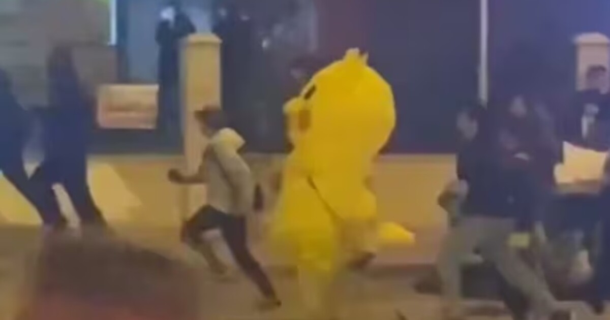 VIDEO: Obří Pikachu utíkal před policií. Masivní protesty v Turecku pokračují, sítěmi se šíří kuriózní moment