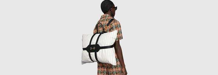Polštář namísto batohu? Designéři Gucci říkají ano a přidávají k tomu kožené popruhy za více než 75 tisíc korun