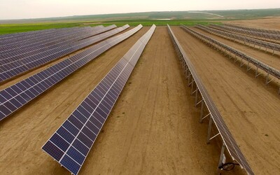 Bill Gates finančně podpořil robotickou výstavbu solárních farem. Obliba této energie roste i v Česku.