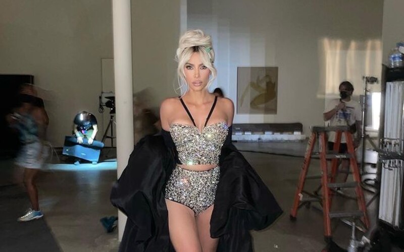 Kim Kardashian oznámila spoluprácu s Dolce &amp; Gabbana. V limuzíne pózuje ako Marilyn Monroe, dáva si pizzu a smeje sa paparazzom.