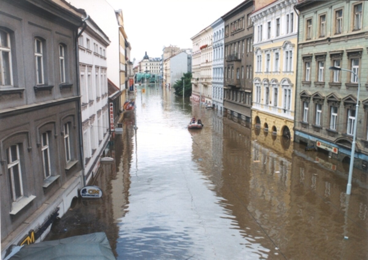Sokolovská ulice zasažená povodní. Evakuace zasáhla 25 000 lidí.