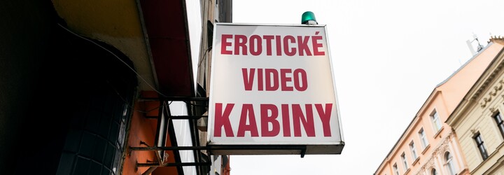 Navštívili jsme erotické videokabinky v Praze. Dýchly na nás devadesátky, cigaretový kouř a stará porno videa