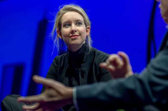 Elizabeth Holmes ze společnosti Theranos tvrdila, že umí vyvinout technologii, jež pozná z pár kapek krve, jestli člověk trpí rakovinou nebo cukrovkou. Od významných investorů získala celkem 945 milionů dolarů (kolem 22,5 miliardy korun). Kdo mezi podvedené investory nepatřil?