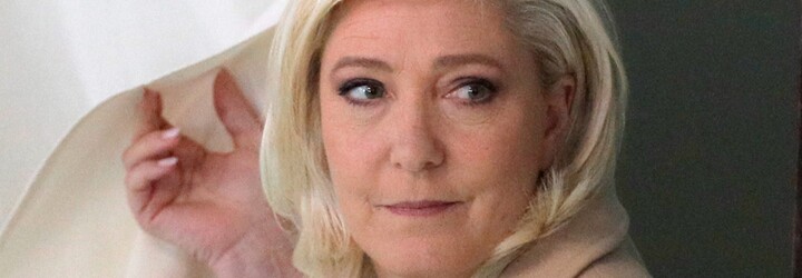 Marine Le Pen sází na populismus. Chce vystoupit z NATO, soustředí se na sociálně slabší a slibuje snížení daní a zvýšení mezd