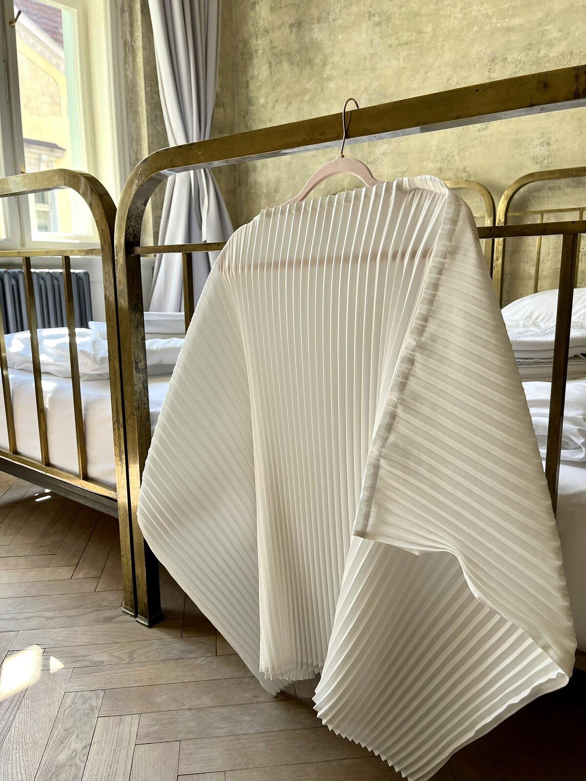 Plisovaná sukňa na vešiaku.