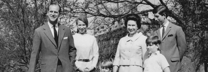 Královna Alžběta ve skoku přes švihadlo nebo na cestě do Afriky. BBC ukáže unikátní záběry královské rodiny