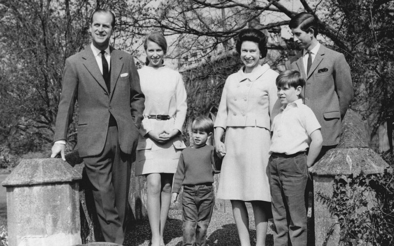 Královna Alžběta ve skoku přes švihadlo nebo na cestě do Afriky. BBC ukáže unikátní záběry královské rodiny.