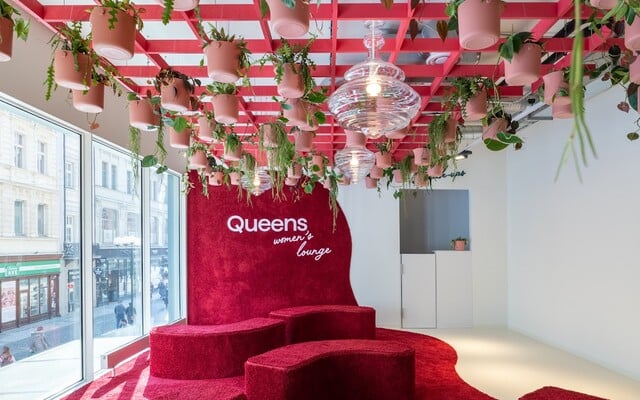 Nový obchod Queens v Prahe je pastvou pre oči. Je ponorený do cool farieb a ponúka TOP tenisky, oblečenie aj priestor len pre ženy