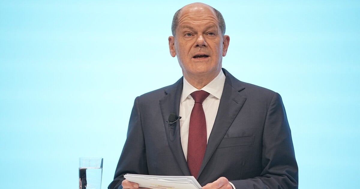 Podle Scholze musí Německo „více a rychleji“ deportovat migranty, kteří nemají právo zůstat v zemi. „Přichází jich příliš,“ říká