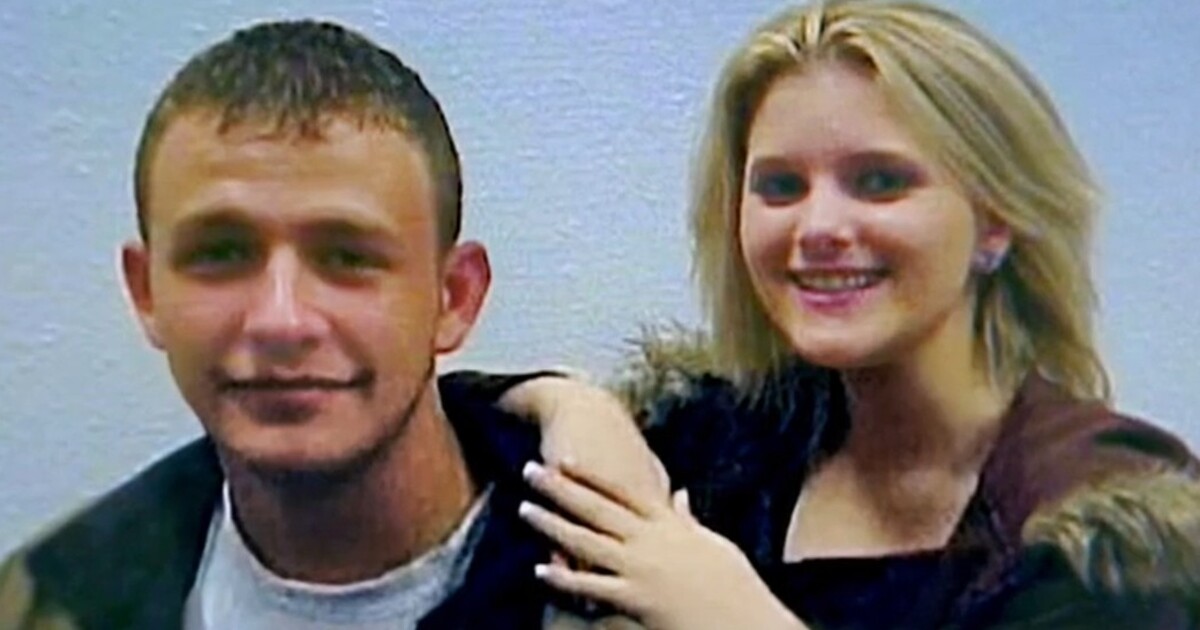 Přemluvila přítele, aby vyvraždil její rodinu včetně malých bratrů. Otec dceři odpustil a navštěvuje ji ve vězení