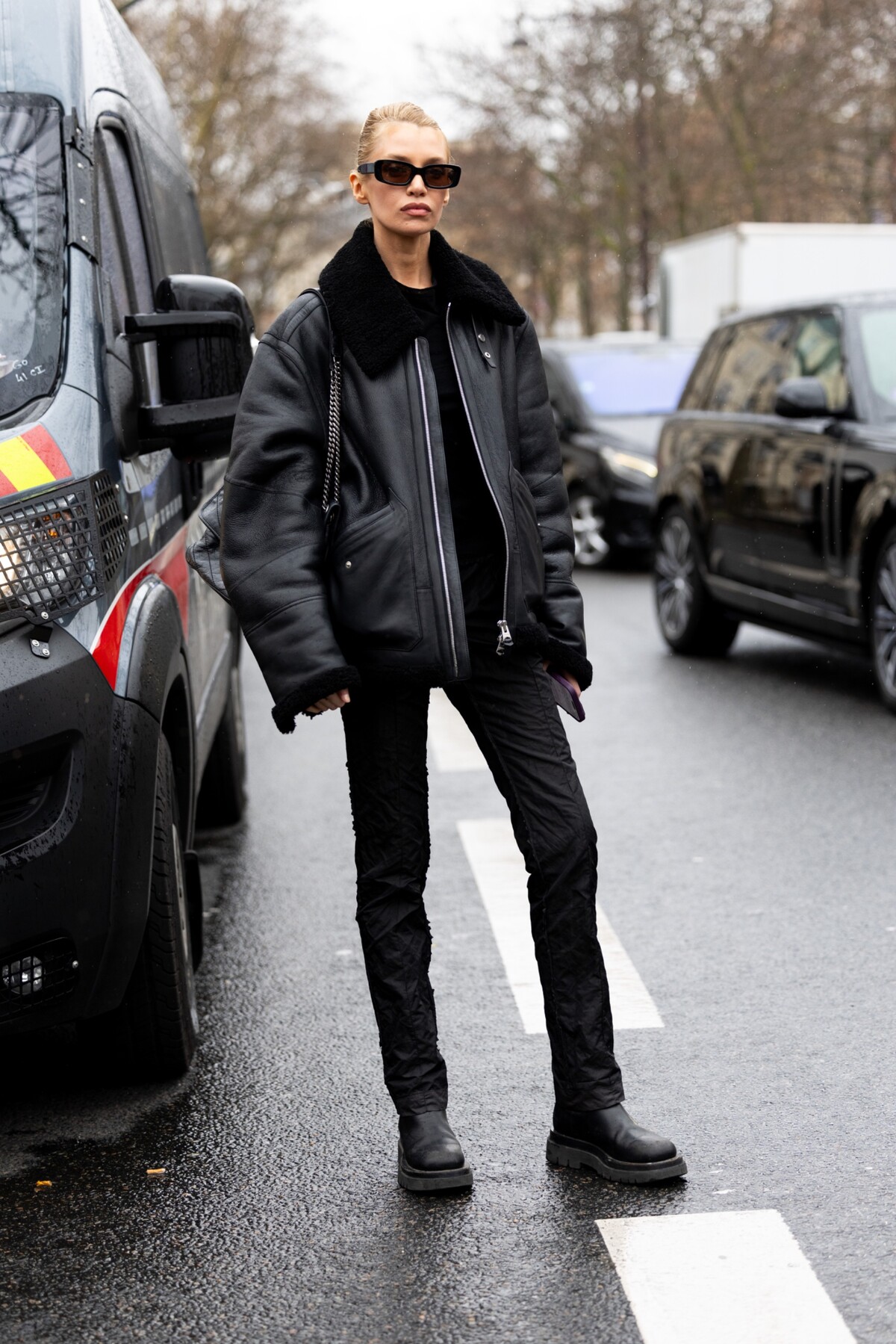 Modelka Stella Maxwell v outfitu Saint Laurent před haute couture přehlídkou Elie Saab na PFW.
