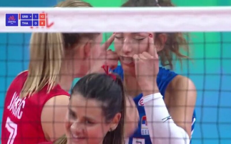 Srbská volejbalistka si rasisticky natáhla oči a vysmála se hráčkám z Thajska. Za gesto dostala stopku v zápasech.