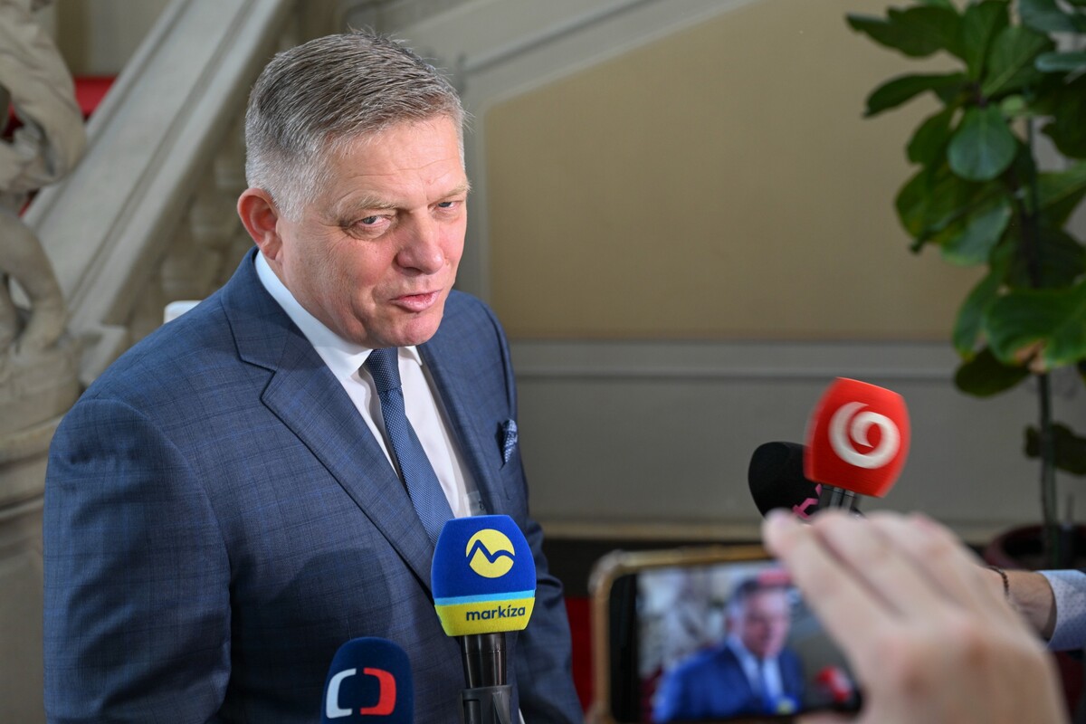 Na snímke predseda strany SMER-SD Robert Fico sa rozpráva s novinármi po prijatí prezidentkou SR Zuzanou Čaputovou v Prezidentskom paláci 2. októbra 2023 v Bratislave.